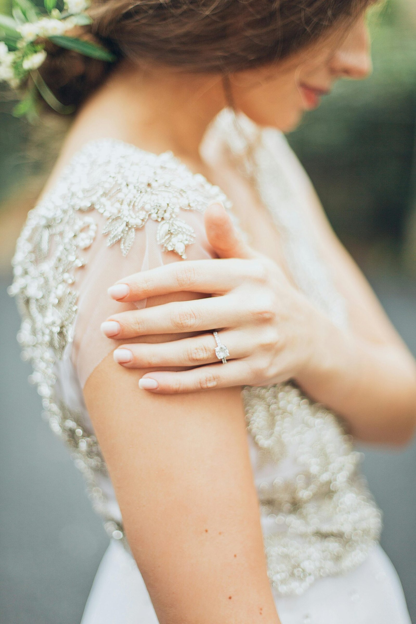 Selective focus photography of bride holding right shoulder